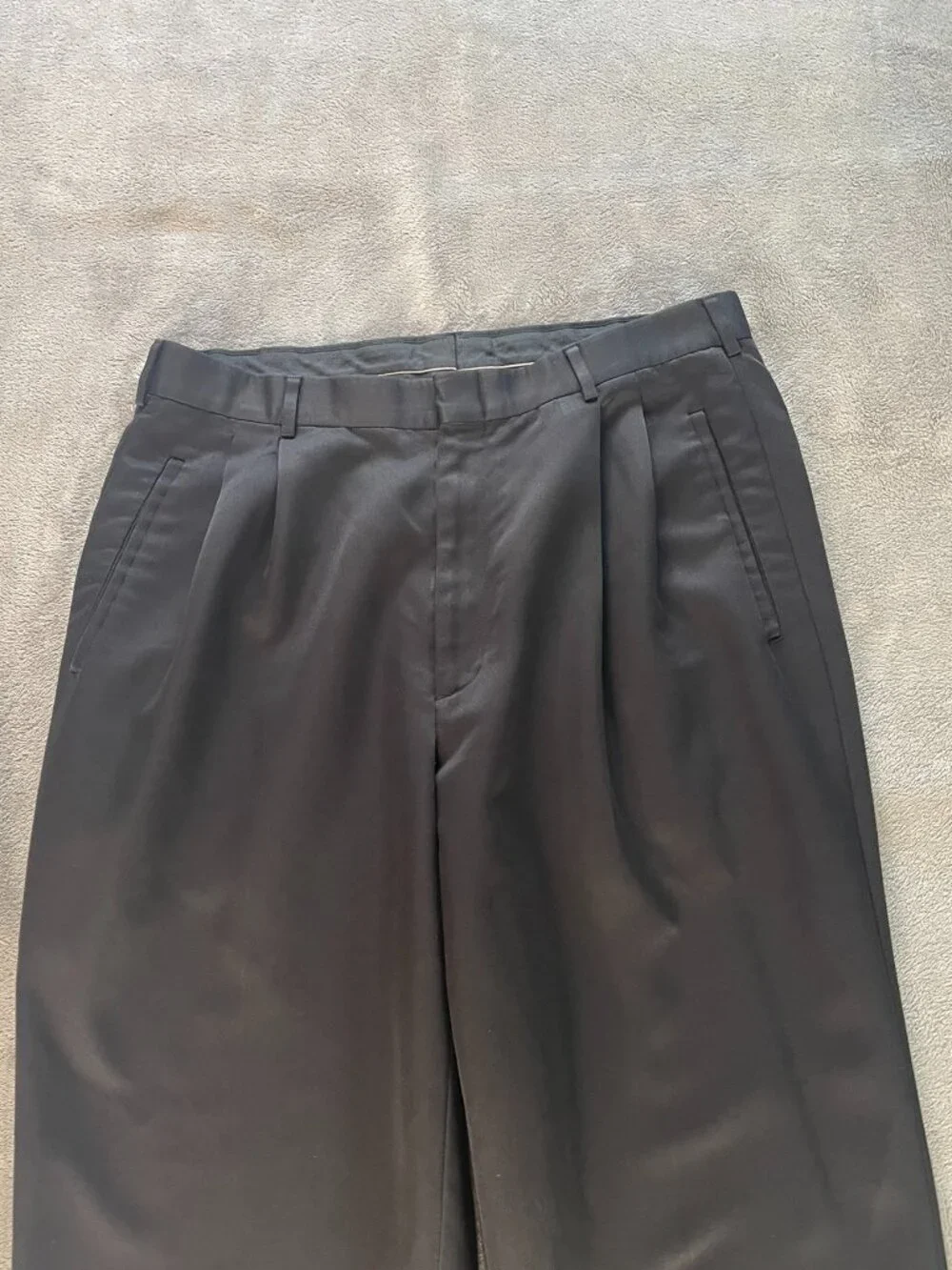 Roundtree & Yorke Men's 33/34 Black Pleated Cuffed Dress Pants Easy Care